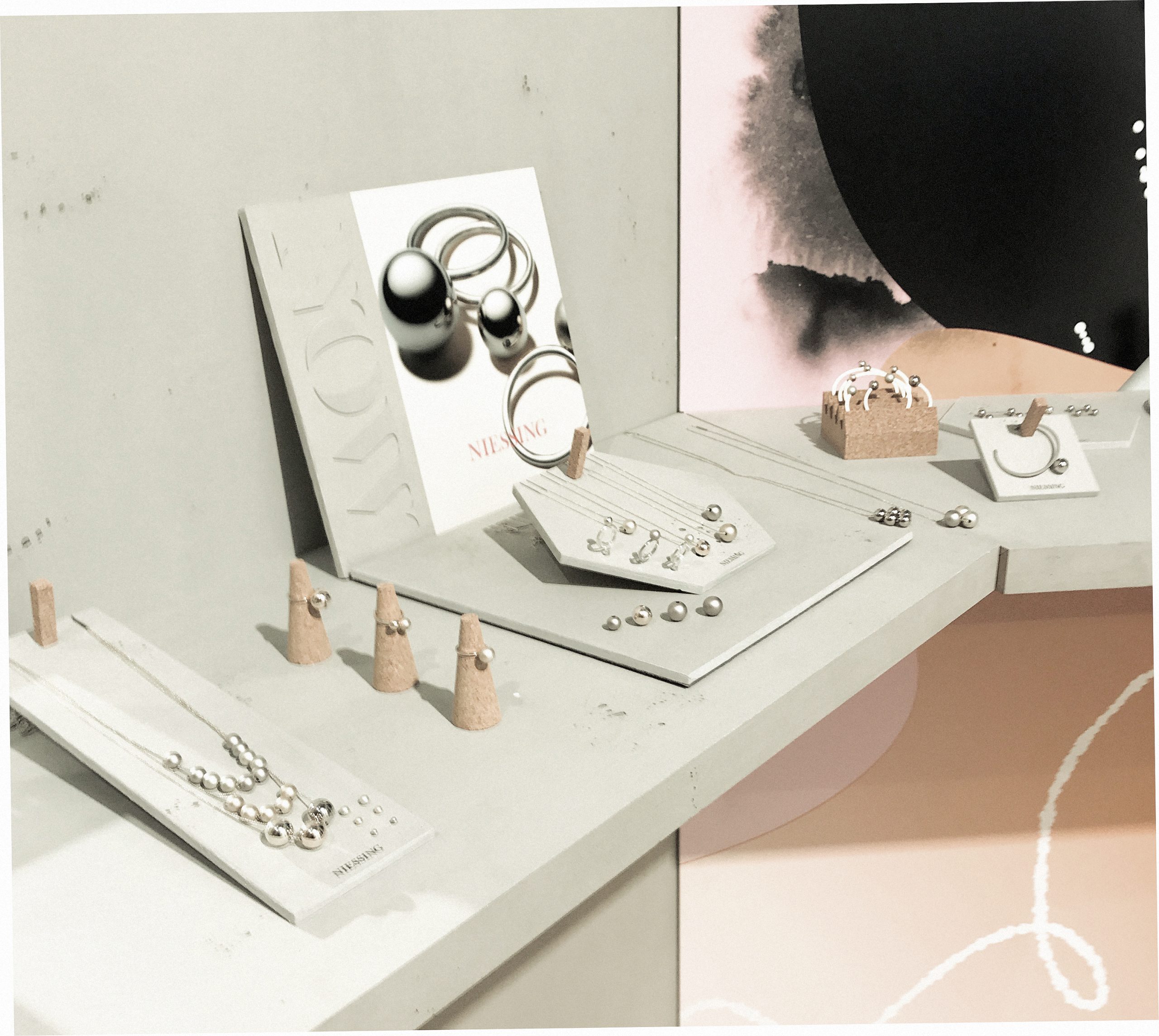 Kork-Displays im Schmuckstudio